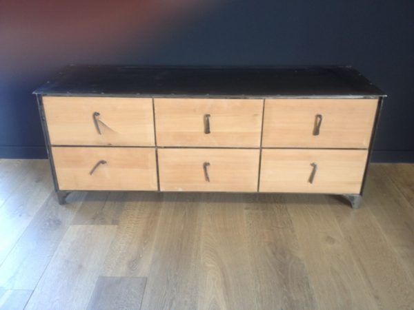 Commode en fer forgé et bois