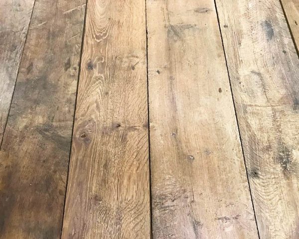 Plancher ancien avec rainures et languettes