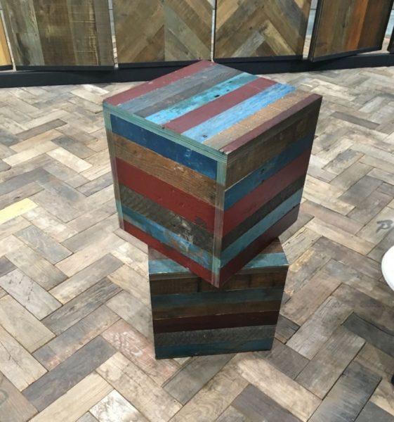 Cube de lames de parquet colorées