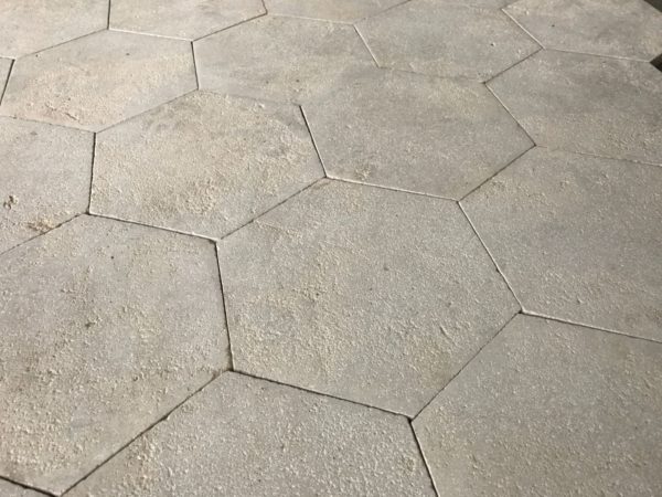 Dallage hexagonal en pierre calcaire