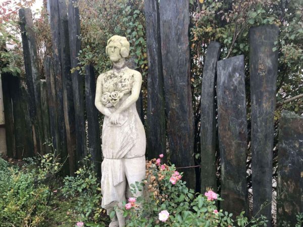 femme de statue de jardin ancienne