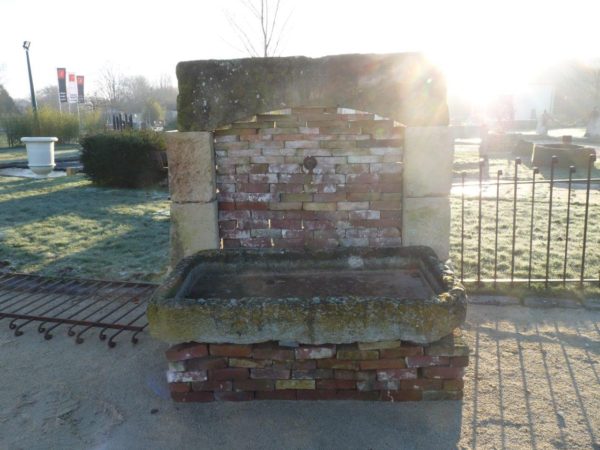 fontaine en pierre de récupération