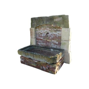 Fontaine en pierre avec briques anciennes