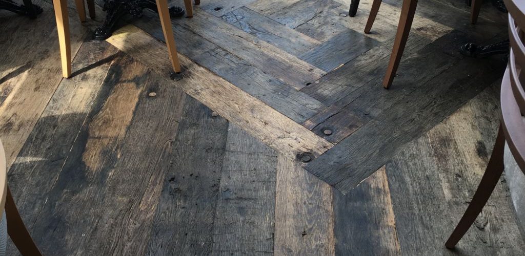 réalisation avec du plancher de wagon en chêne