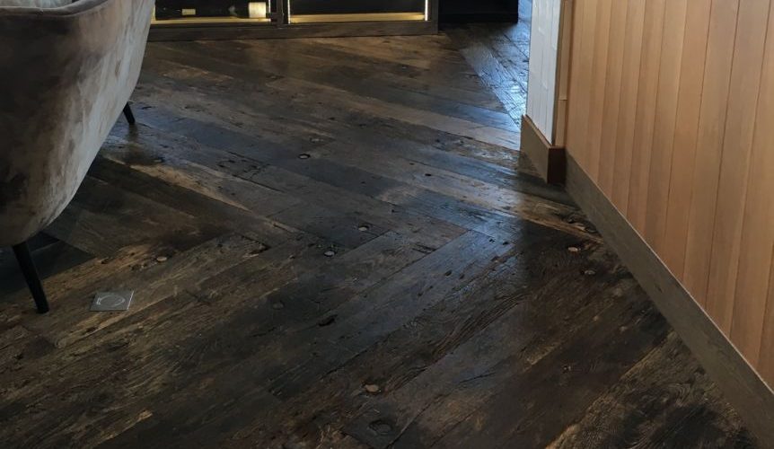 sol intérieur avec du plancher de wagon en chêne