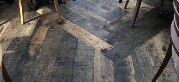 plancher en vieux bois de chêne foncé