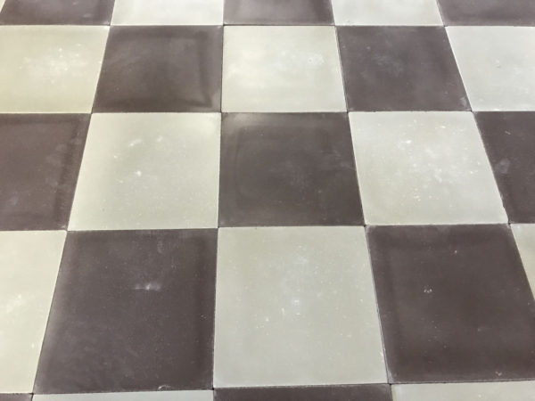 damier carreaux de ciment gris et violet
