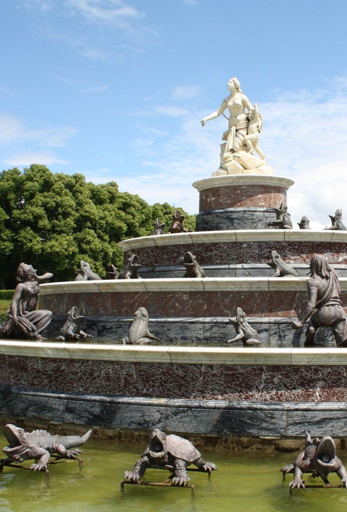 fontaine en pierre ancienne