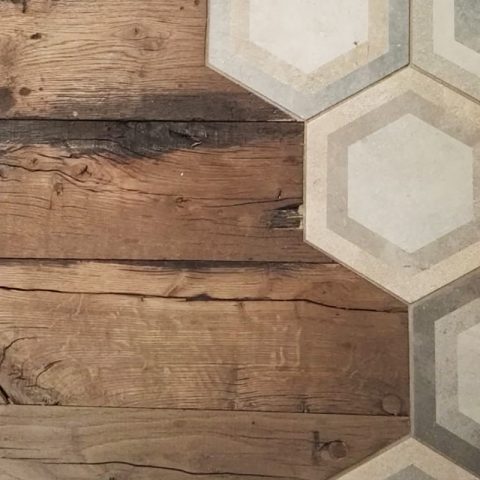 Jonction plancher ancien avec carreaux hexagone