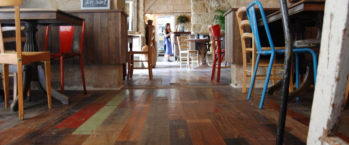 parquet ancien dans un restaurant
