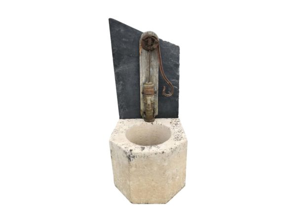 fontaine en pierre ancienne et ardoise