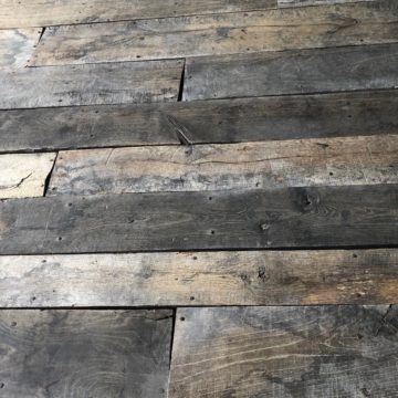 plancher ancien contraste de couleur sombre clair