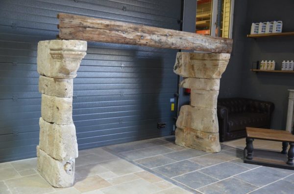 cheminé en pierre ancienne et bois