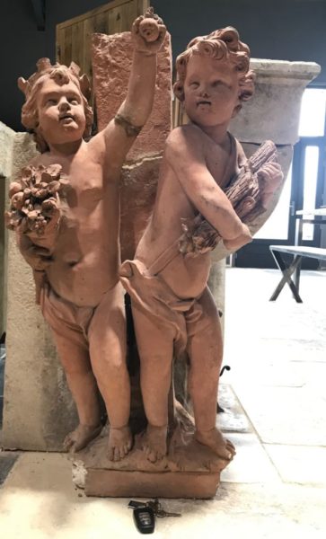 statue de cherubins en terre cuite anciens