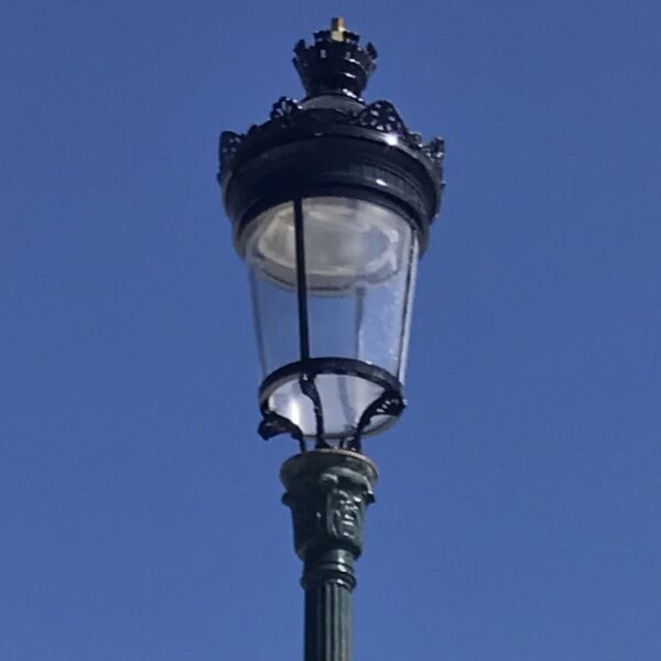 partie haute du lampadaire ancien de paris