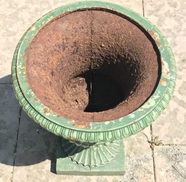 paire de vase ancienne en fonte vue du dessu