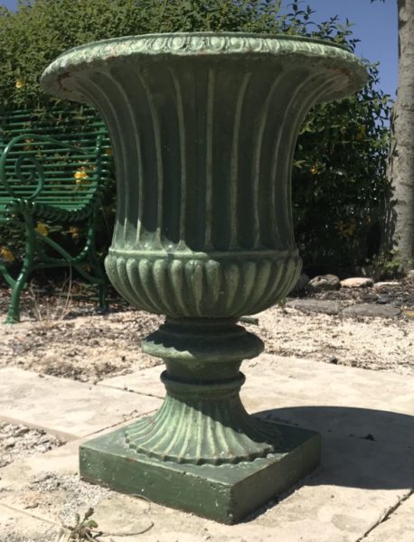 vase ancien en fonte vert avec ombre