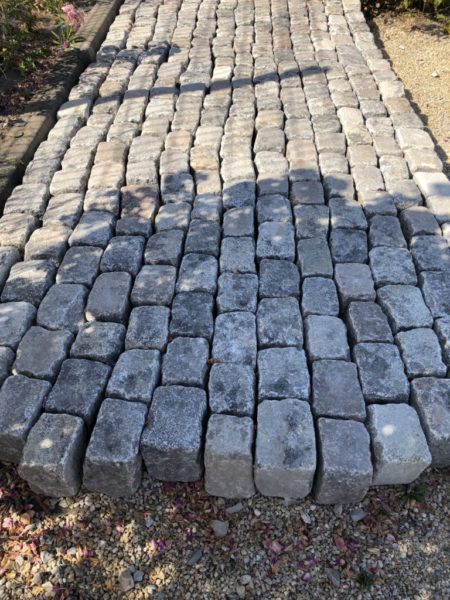 pavé en granit ancien avec ombre exterieur