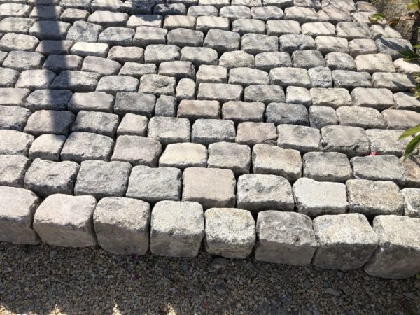 stock de nos pavés anciens en granit pour votre projet