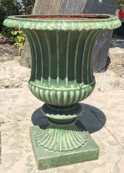 face avant de la paire de vase ancien vert