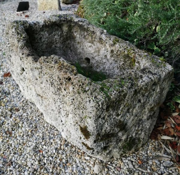 auge blanche ancienne en pierre calcaire