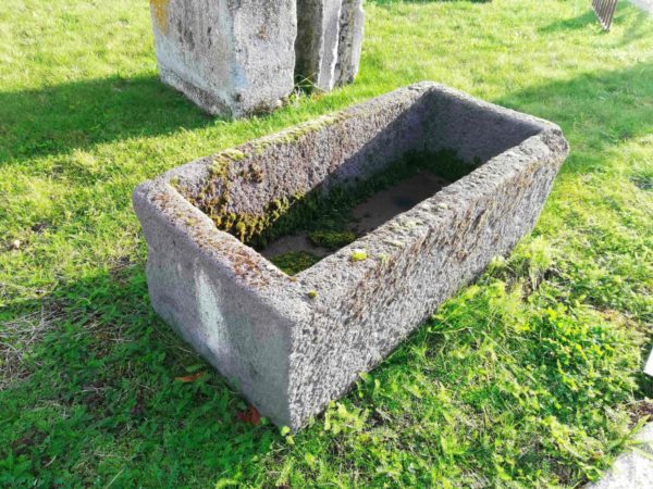 element de jardin ancien auge en pierre volcanique