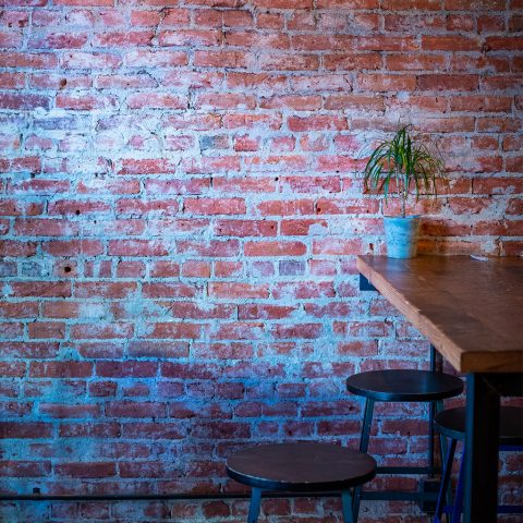 mur en brique ancienne realisation dans un bar