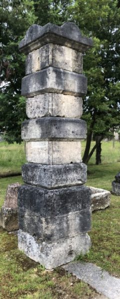 paire de piliers anciens vieilli par le temps