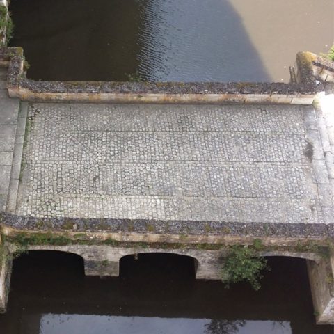 Pont en pavés anciens de Chambord