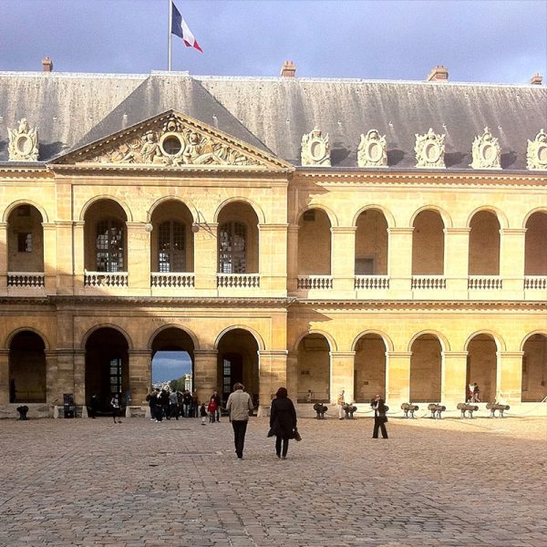 Cour d'honneur des invalides avec ses pavés