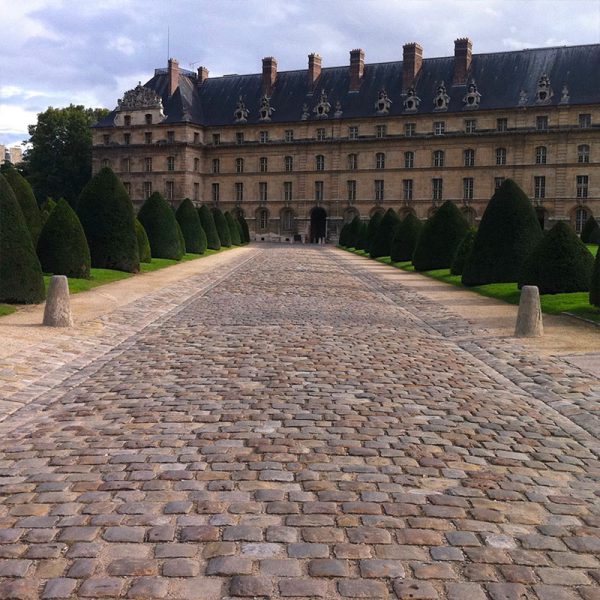 Pavés anciens aux invalides en pierre calcaire