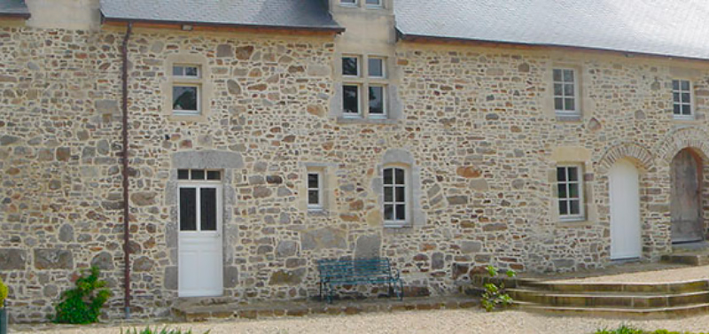 Projet de restauration d'une ferme normande avec des matériaux anciens de récupération