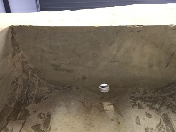 détails intérieurs de l'évier taillé et creusé en pierre