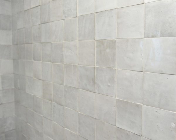 mur de zelliges blancs