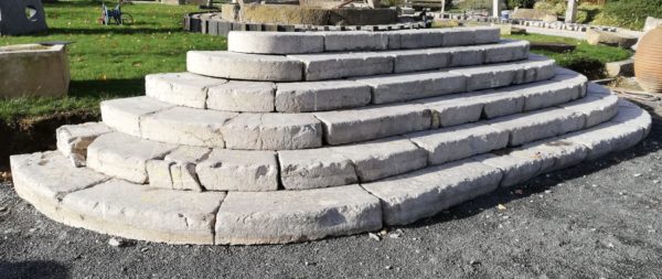 perron anciens en pierre calcaire avec marches anciennes