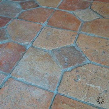 tomette ancienne à cabochon avec angles coupés