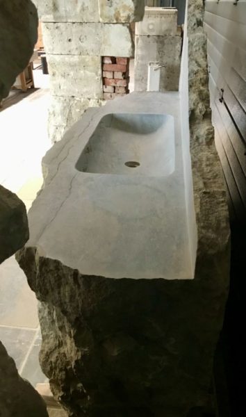vue du coté de l'évier en pierre creusé et taillé