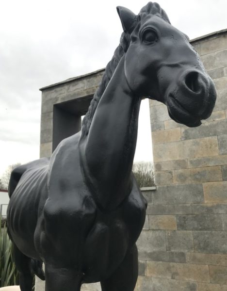 cheval en fer noir