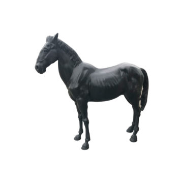statue d'un cheval de couleur noir en fonte
