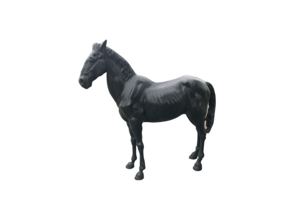 statue d'un cheval de couleur noir en fonte