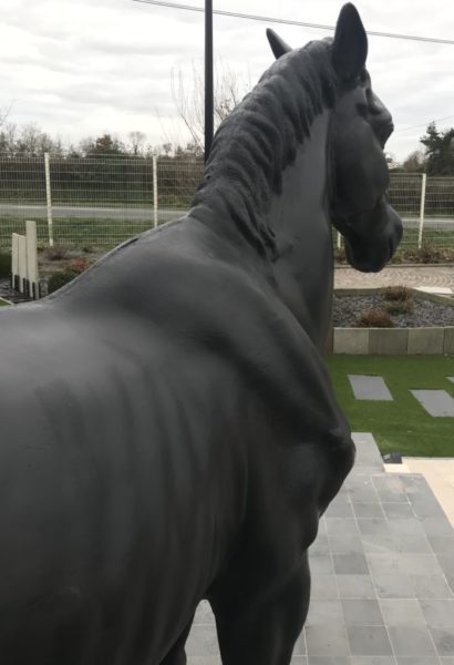statue d'un cheval noir avec détails