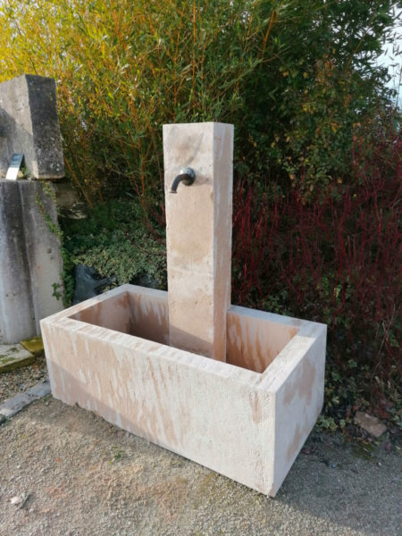 grande fontaine avec son bac et sa colonne de chez BCA matériaux