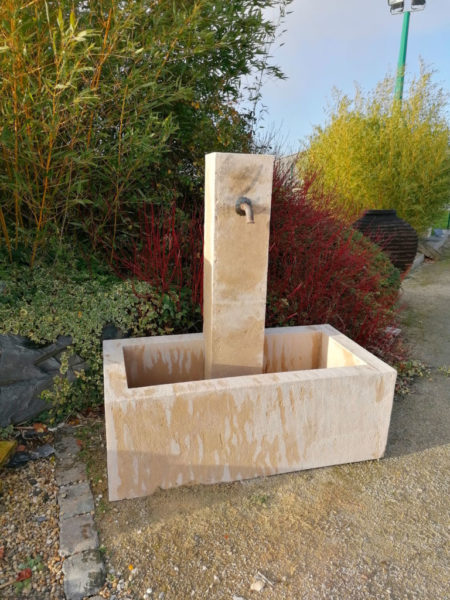 grande fontaine avec bac et colonne bouchardé en pierre neuve