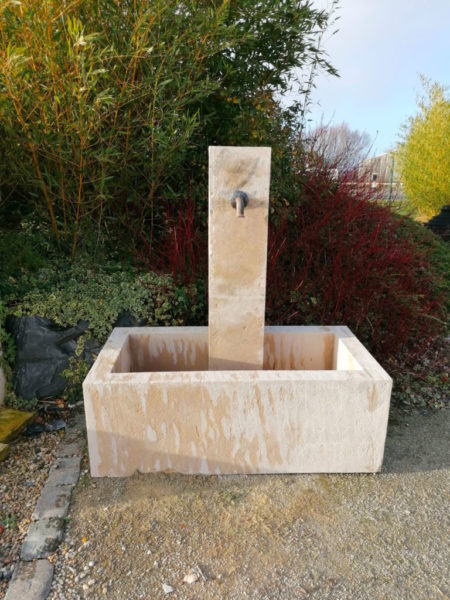 grande fontaine avec bac et colonne en finition bouchardé