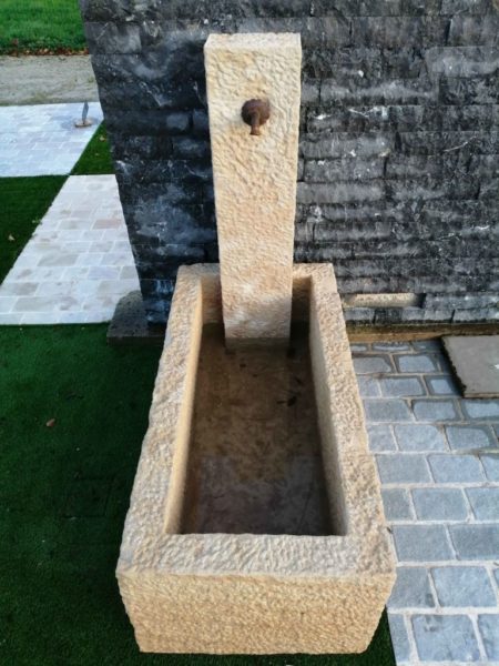 petite fontaine avec bac et colonne vue de hauteur sur la finition piqué