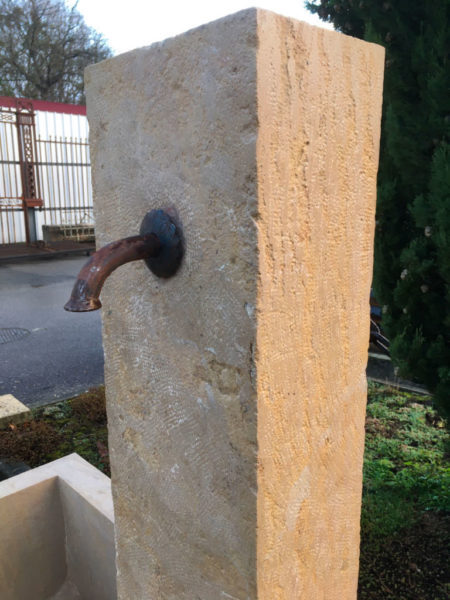 Bec verseur de la grande fontaine avec bac et colonne bouchardé