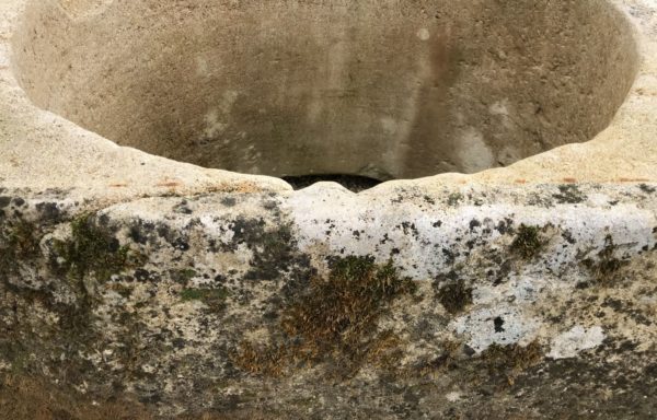 bords du puits ancien de forme carré
