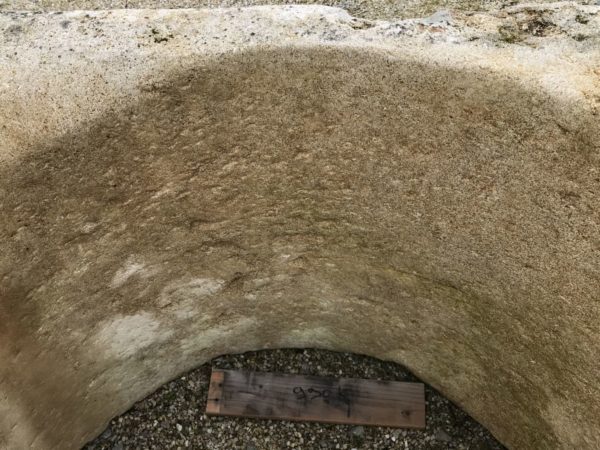 bords intérieur du puits en pierre calcaire carré