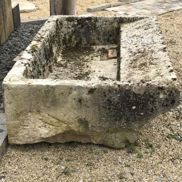 grand bac en pierre ancienne pour lavement