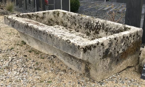 lavoir de grande taille en pierre ancienne